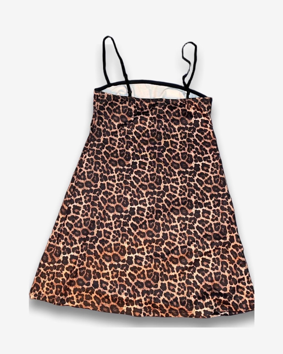 שמלת מיני מנומרת עם כתפיות דקות