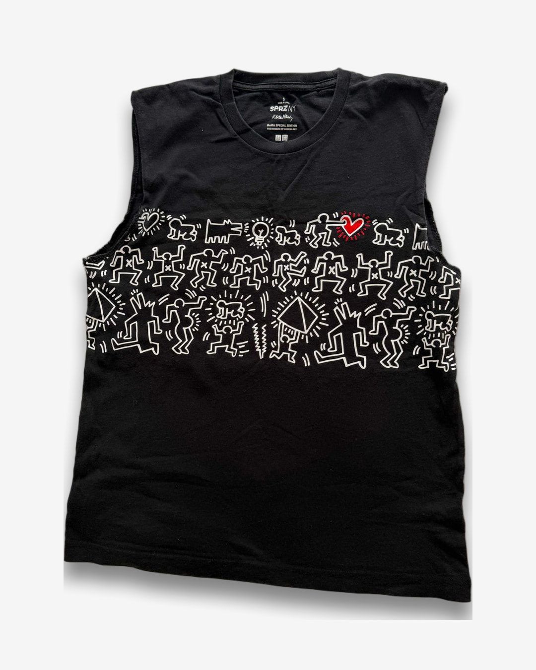 גופיית Uniqlo קית' הרינג שחורה עם הדפס גרפי