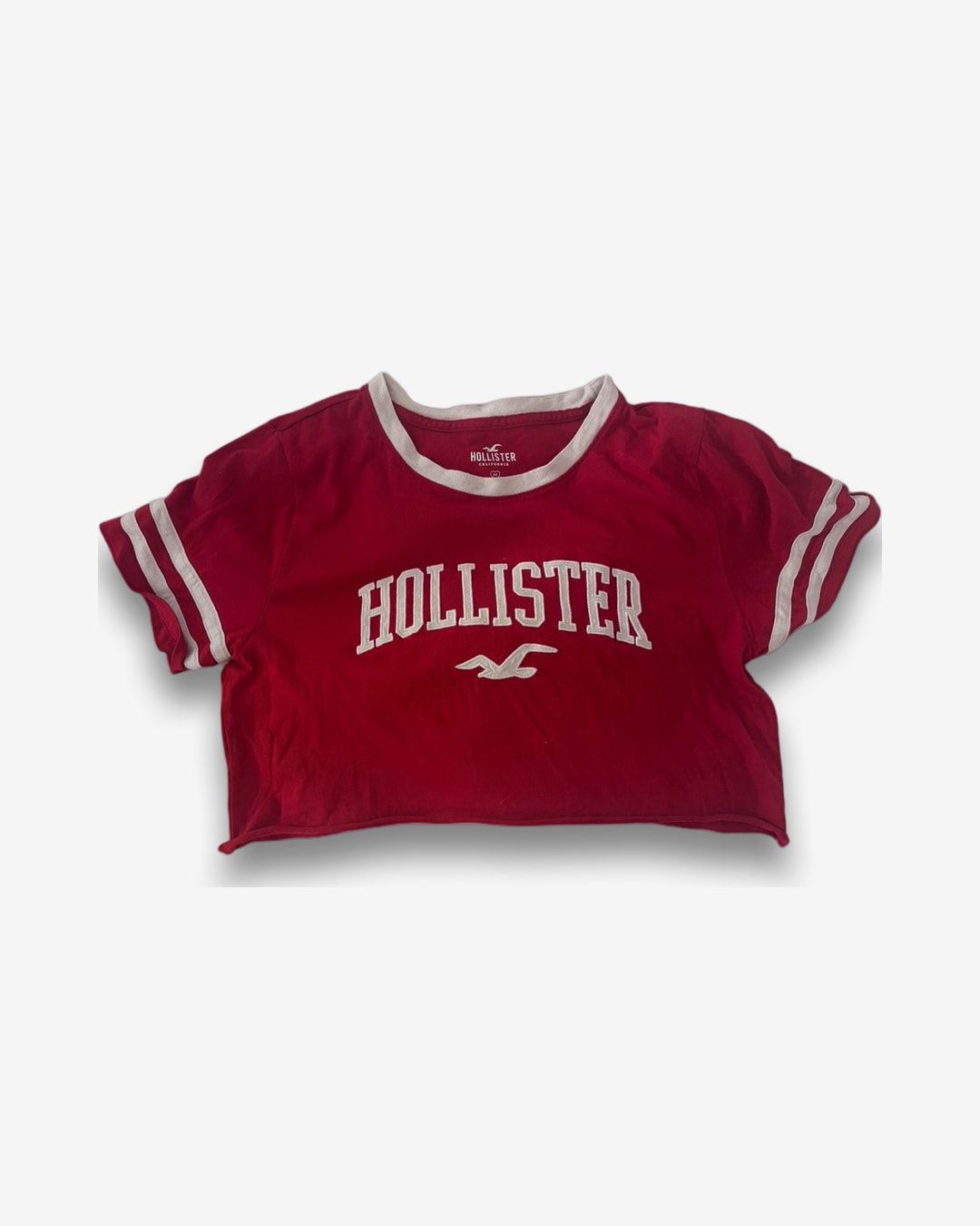 חולצת קרופ טי אדומה של Hollister עם פסים לבנים