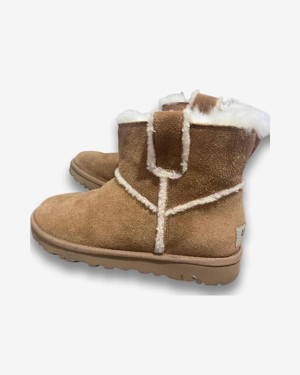 מגפי UGG קצרים חומים עם פרווה לבנה