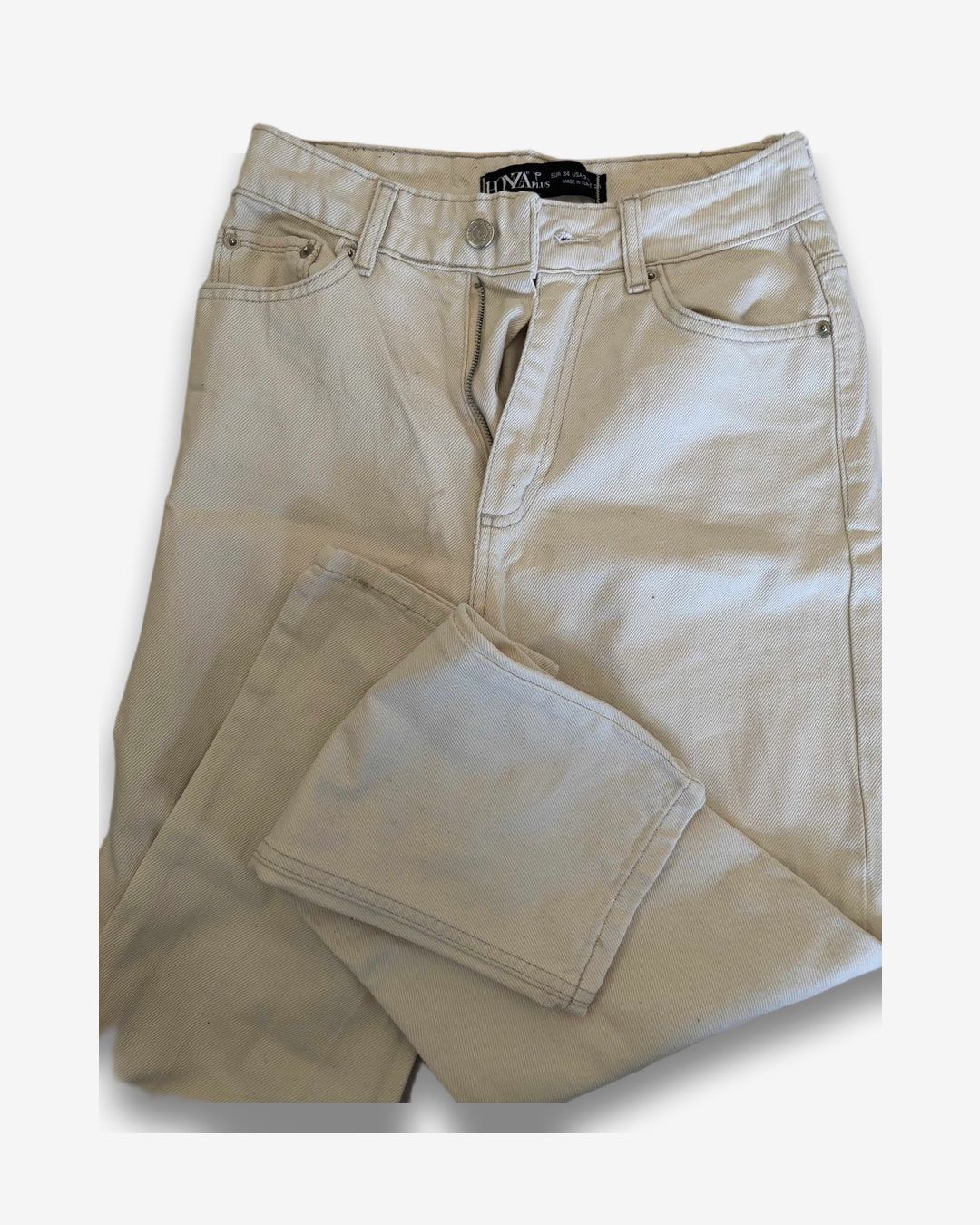 מכנסי ג'ינס בהירים בגוון בז'