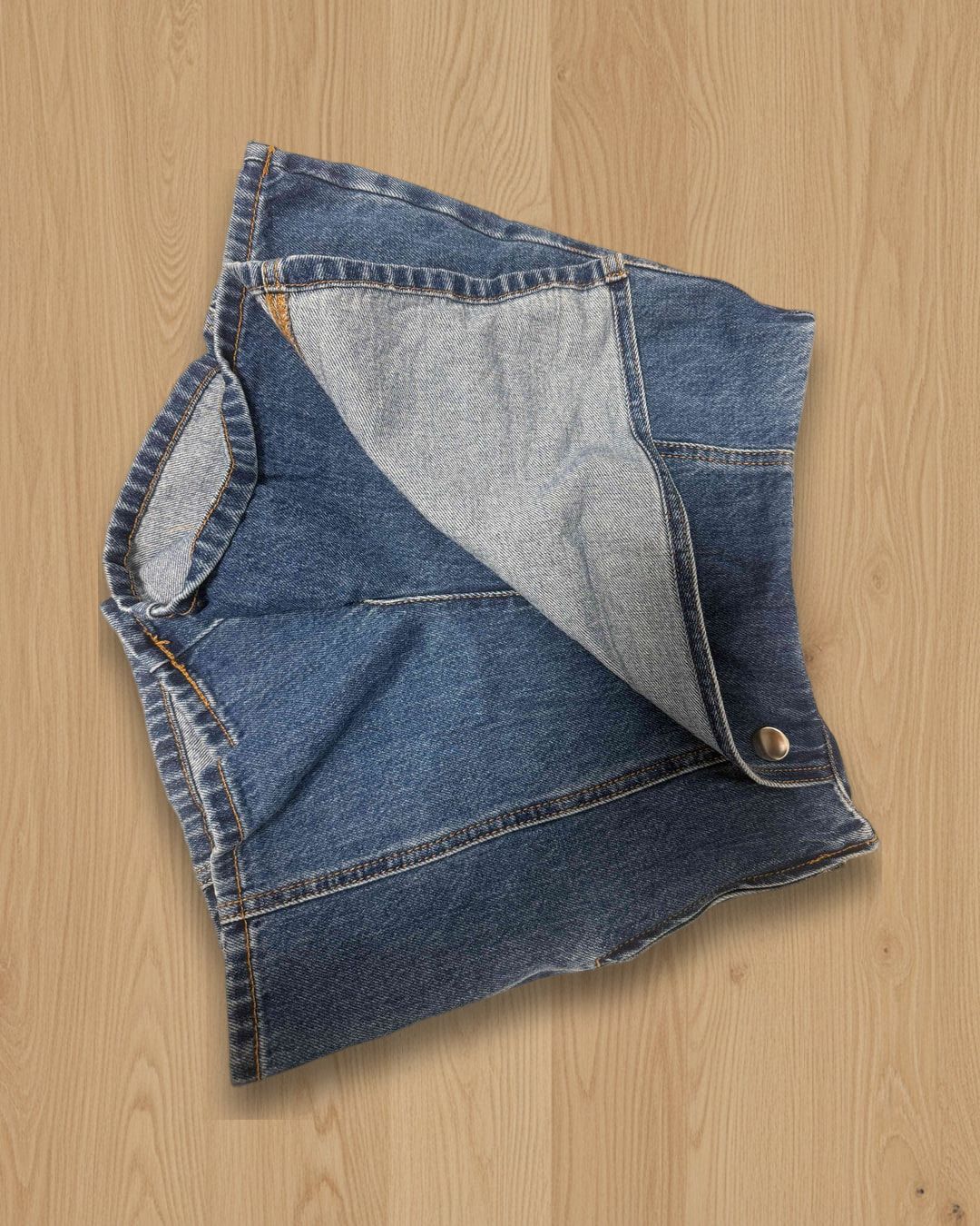 חצאית מכנס ג'ינס כחולה עם עיצוב עוטף