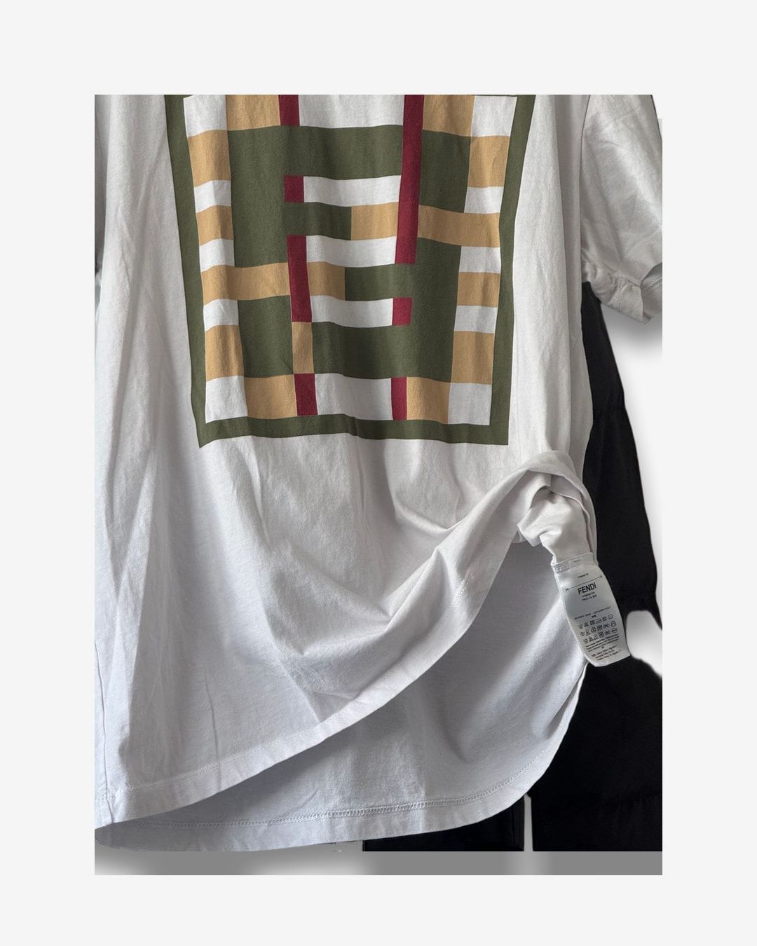 חולצת טי לבנה XL של Fendi עם הדפס גרפי
