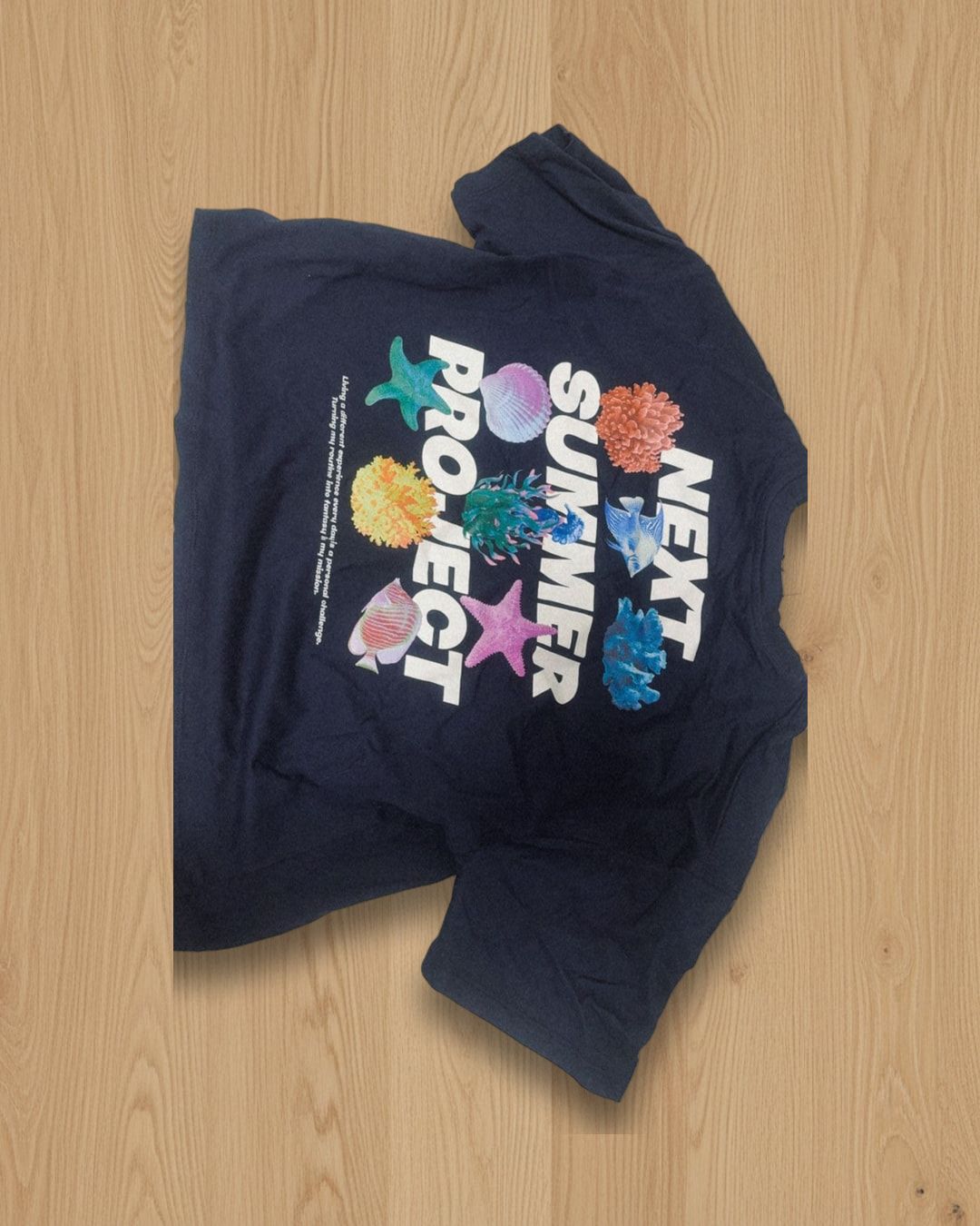 חולצת טי כחולה כהה עם הדפס קיץ צבעוני