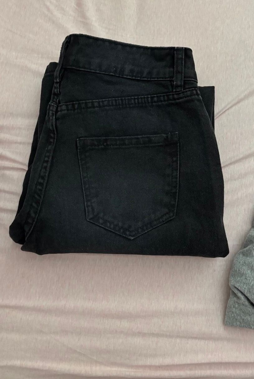 ג'ינס שחור לנשים בגזרת wide low waist עם מותן נמוך חדש עם תווית