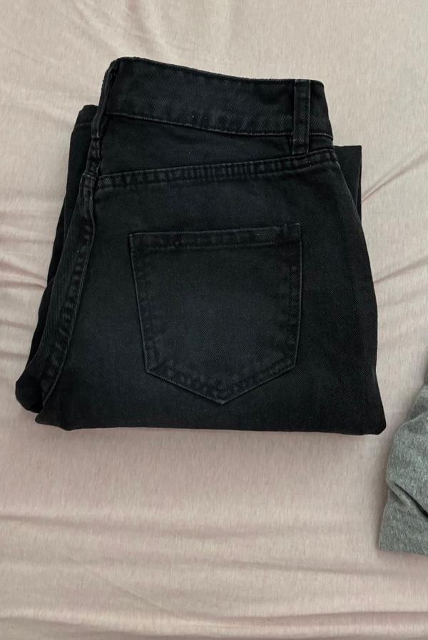ג'ינס שחור לנשים בגזרת wide low waist עם מותן נמוך חדש עם תווית
