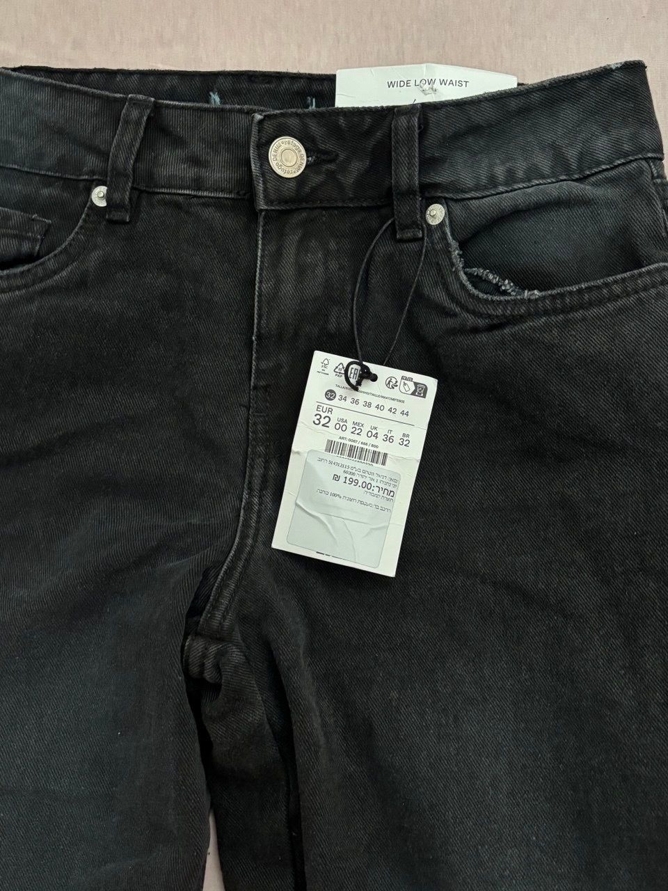 ג'ינס שחור לנשים בגזרת wide low waist עם מותן נמוך חדש עם תווית