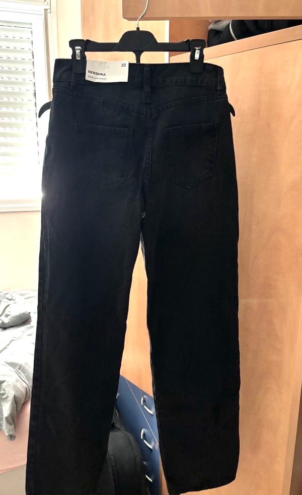 ג'ינס שחור לנשים בגזרת wide low waist עם מותן נמוך חדש עם תווית