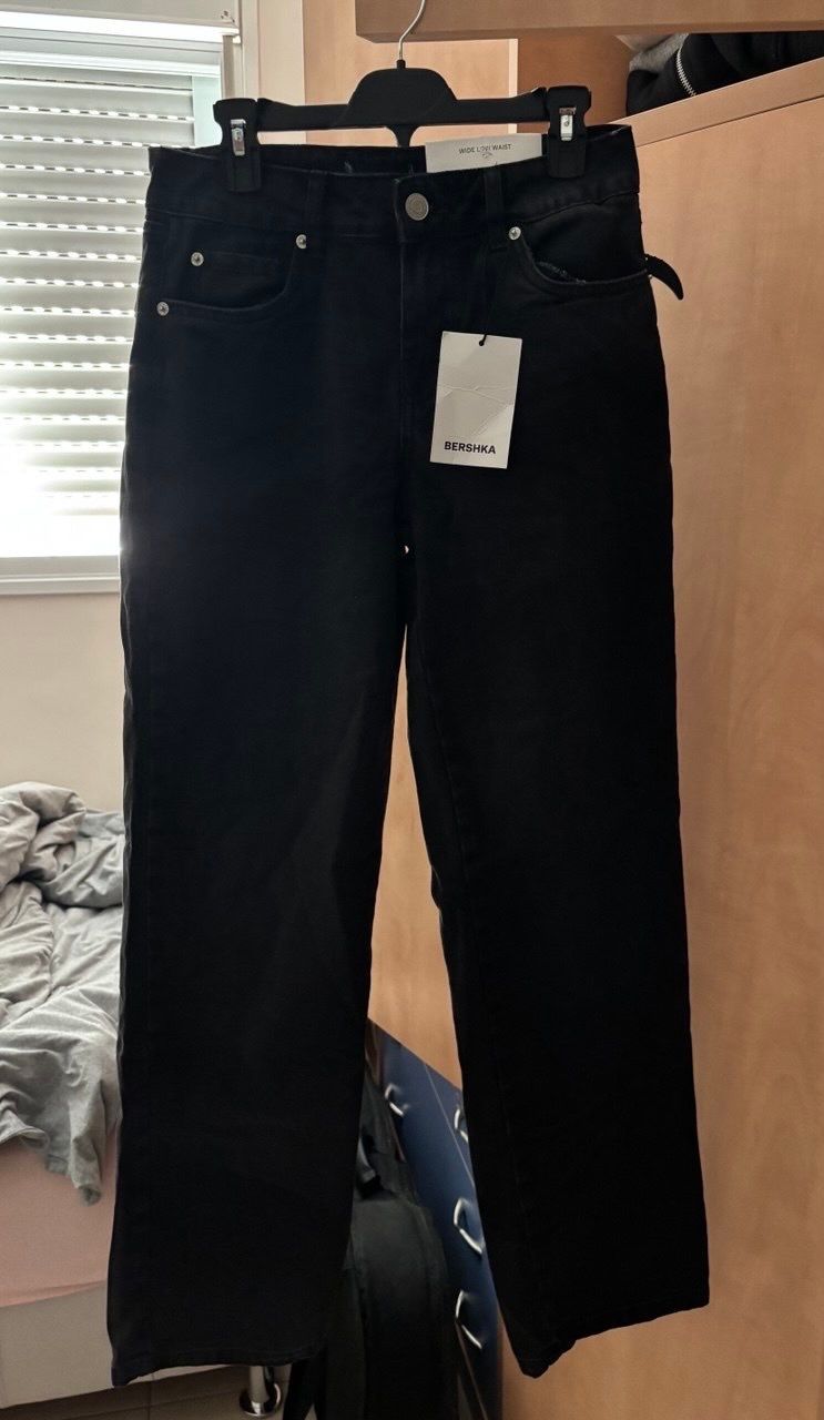 ג'ינס שחור לנשים בגזרת wide low waist עם מותן נמוך חדש עם תווית