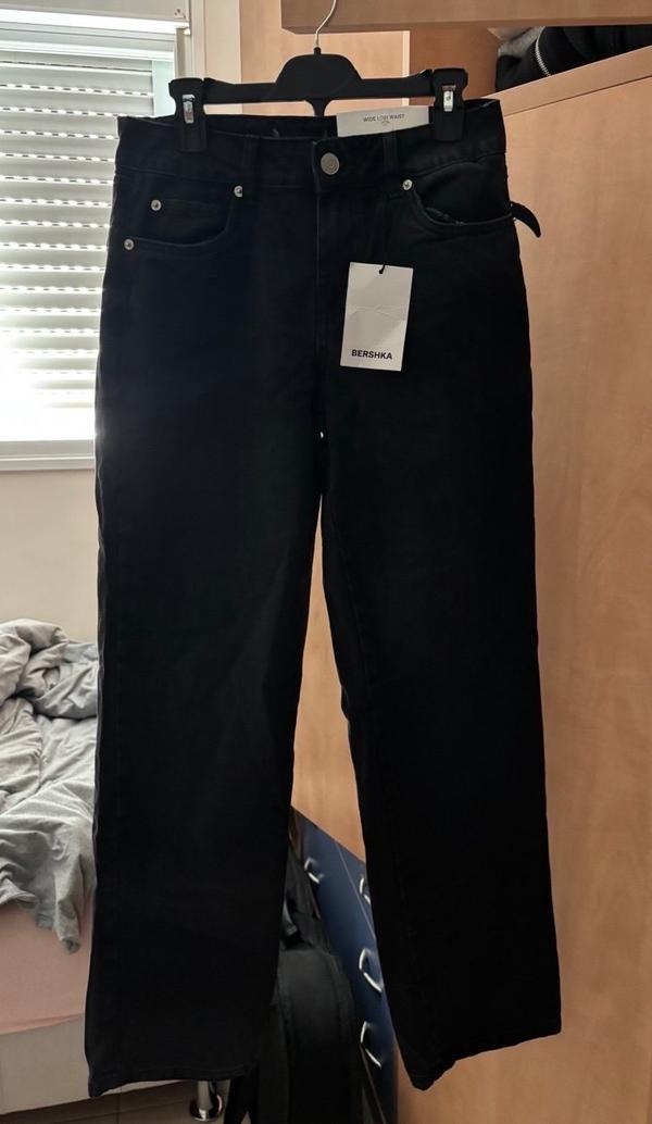 ג'ינס שחור לנשים בגזרת wide low waist עם מותן נמוך חדש עם תווית