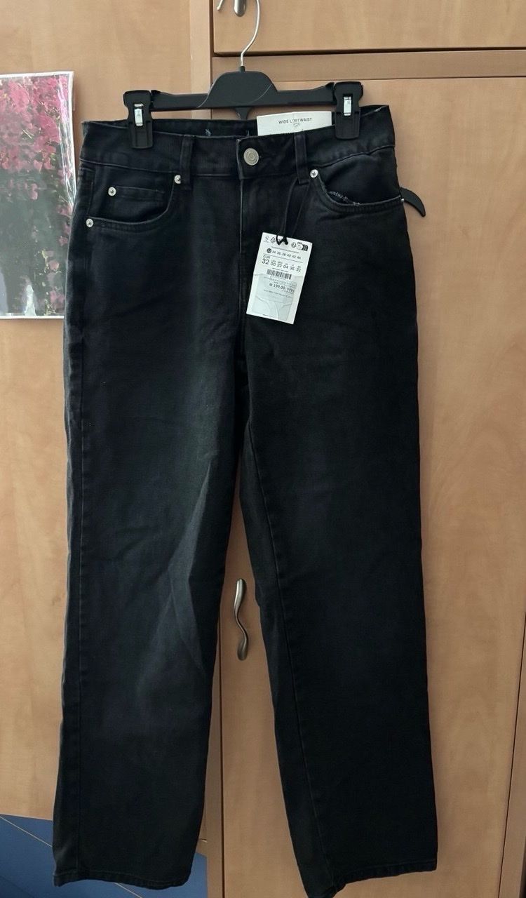 ג'ינס שחור לנשים בגזרת wide low waist עם מותן נמוך חדש עם תווית