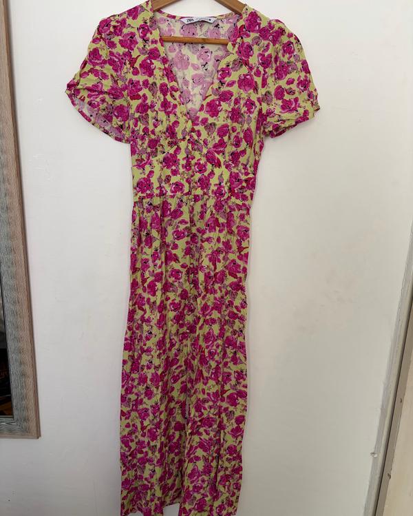 שמלת מידי פרחונית ורודה וירוקה של ZARA