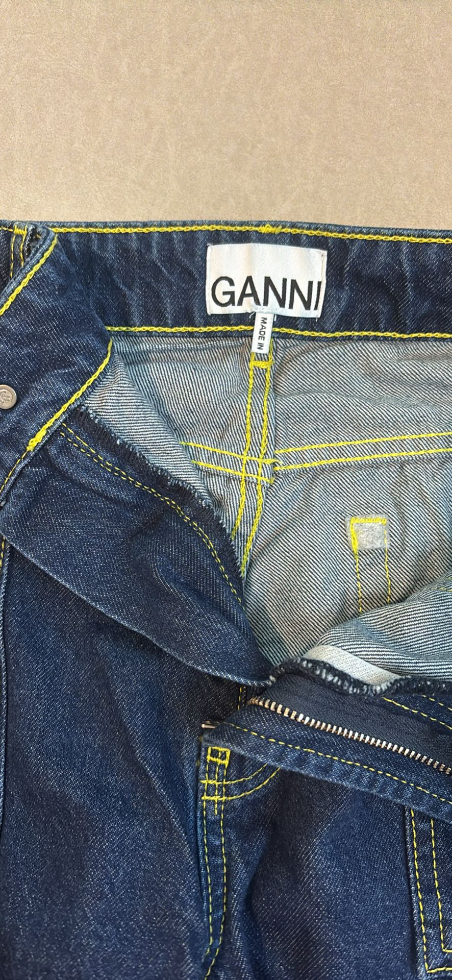 ג'ינס כחול כהה של Ganni עם תפרים צהובים