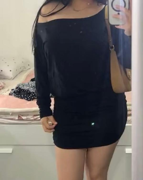 שמלת מיני שחורה צמודה למטה רחבה למעלה עם כתף חשופה