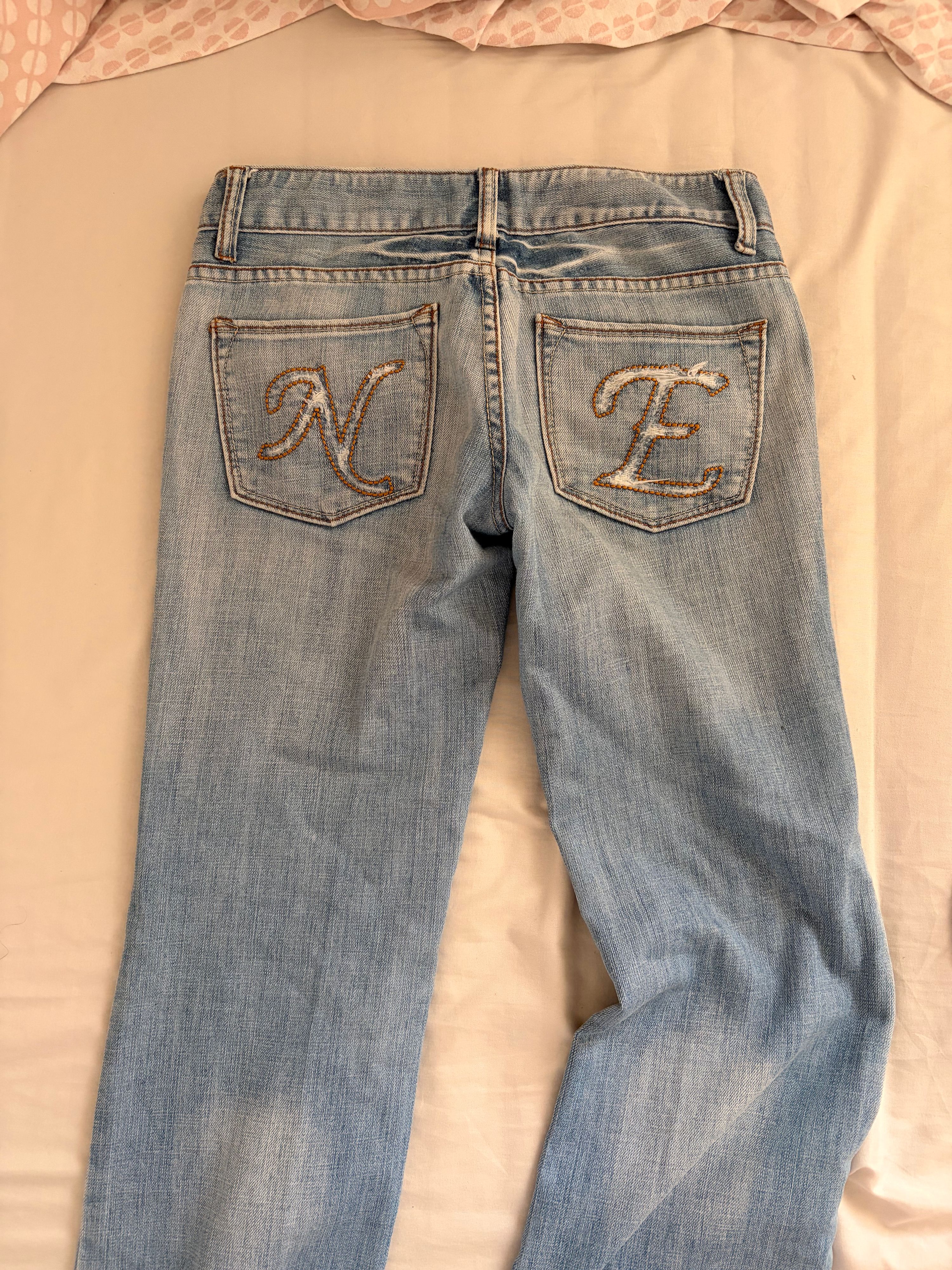 ג'ינס נשים בהיר בסגנון Y2K עם רקמת אותיות