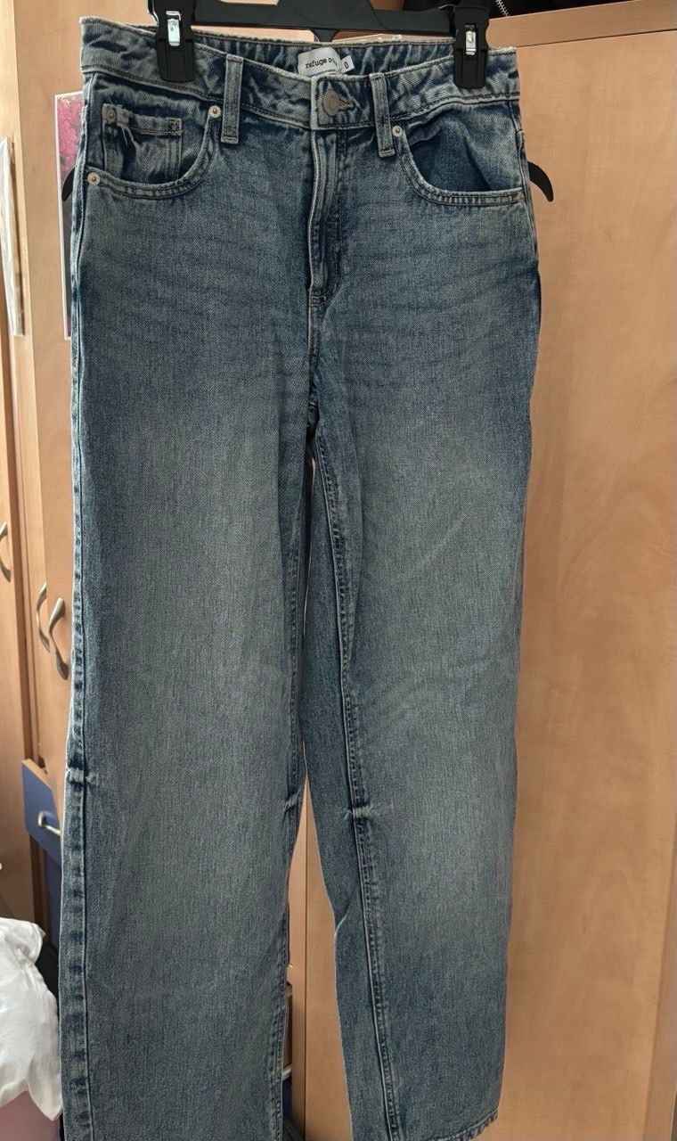 ג'ינס לנשים בגזרת wide leg תכלת בהיר