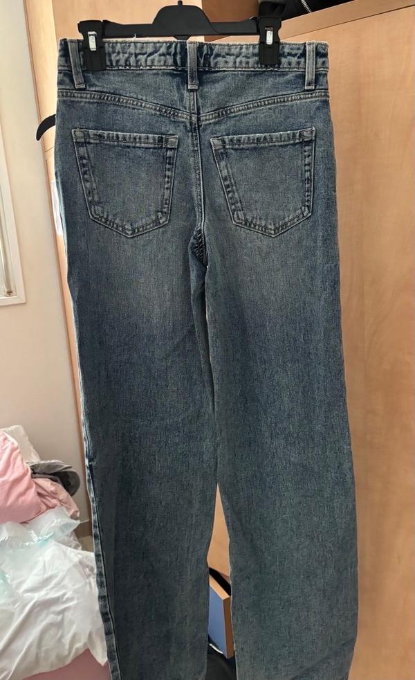 ג'ינס לנשים בגזרת wide leg תכלת בהיר