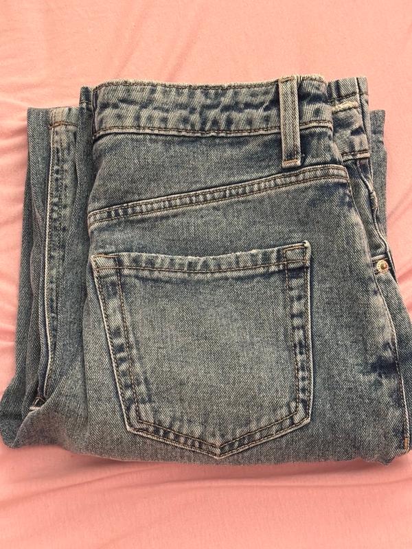 ג'ינס לנשים בגזרת wide leg תכלת בהיר