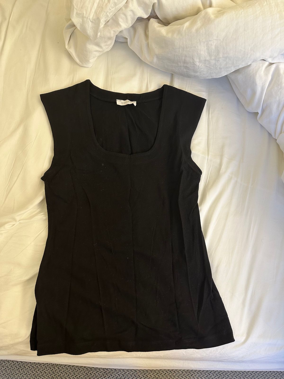 טופ שחור ללא שרוולים עם צווארון מרובע