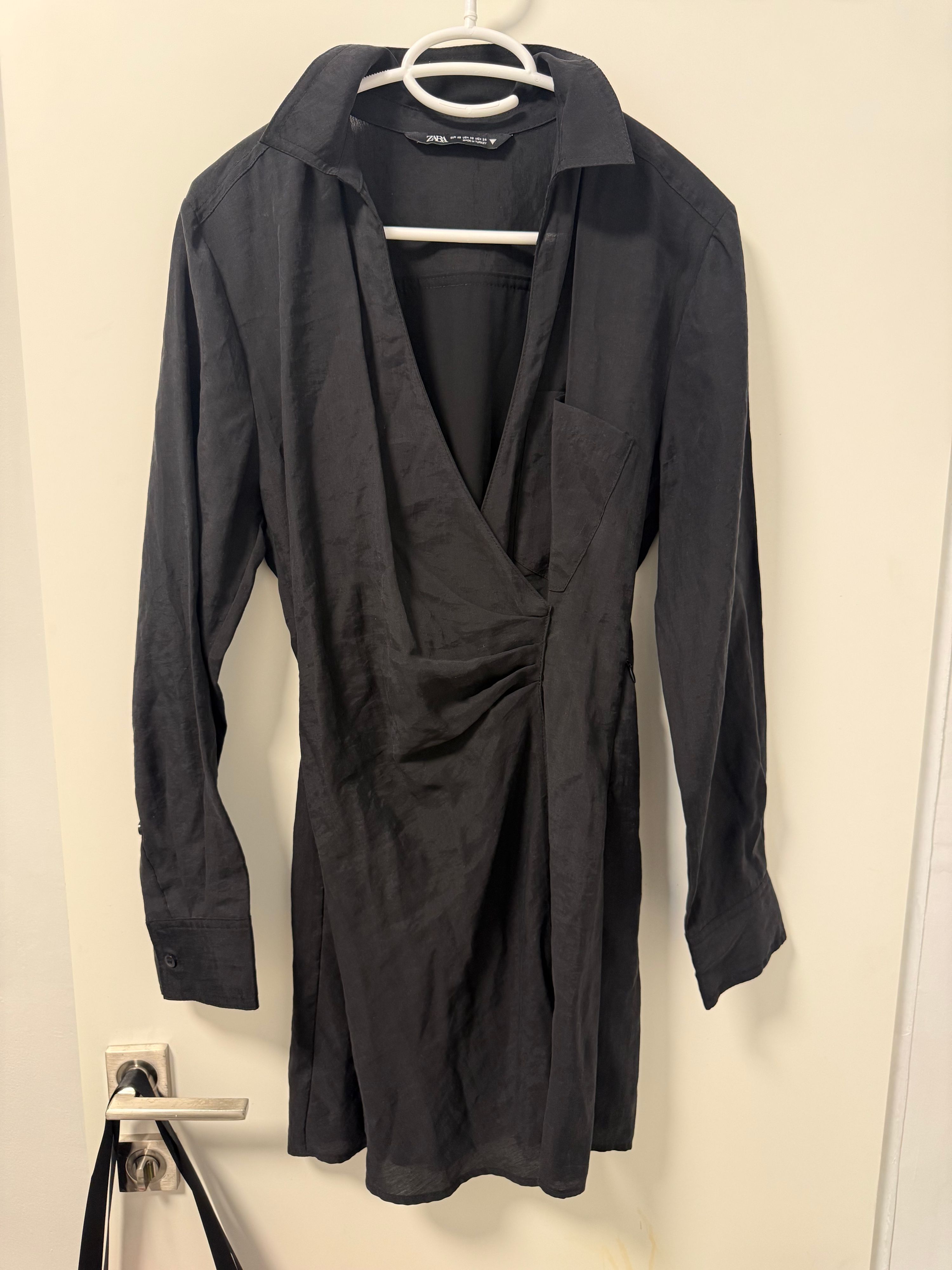 שמלת מעטפה שחורה של Zara