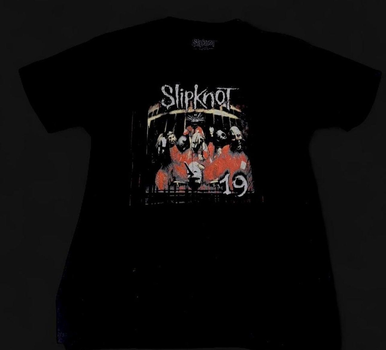 חולצת טי שחורה עם הדפס להקת Slipknot