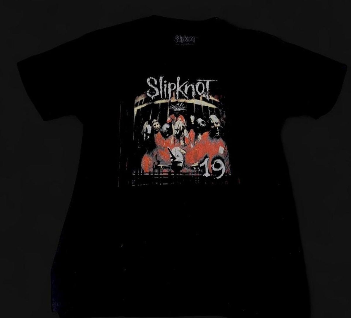 חולצת טי שחורה עם הדפס להקת Slipknot