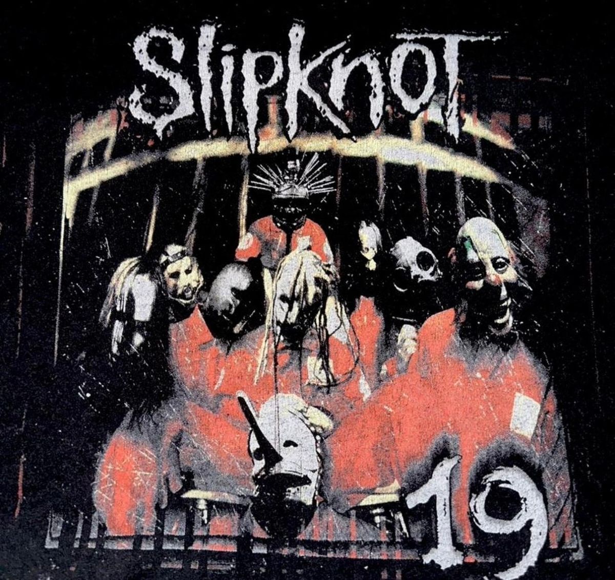חולצת טי שחורה עם הדפס להקת Slipknot