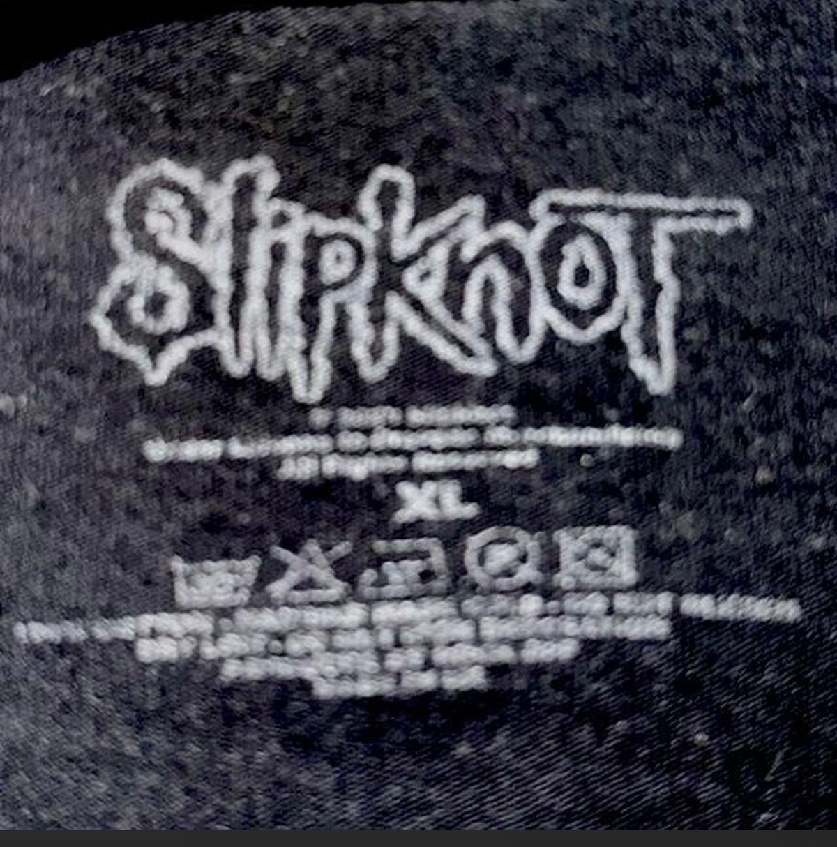 חולצת טי שחורה עם הדפס להקת Slipknot