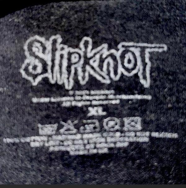 חולצת טי שחורה עם הדפס להקת Slipknot