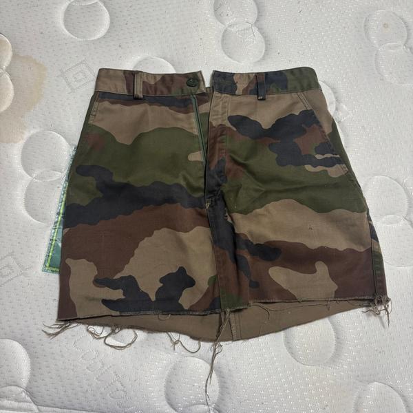 חצאית מיני קמופלאז' עם שוליים פרומים