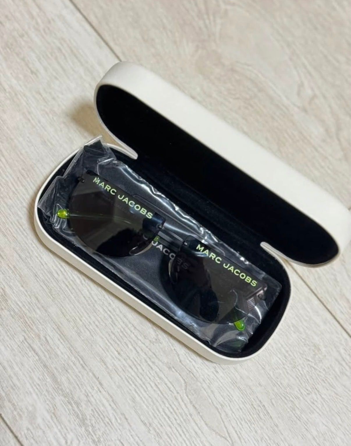 משקפי שמש שחורים של Marc Jacobs