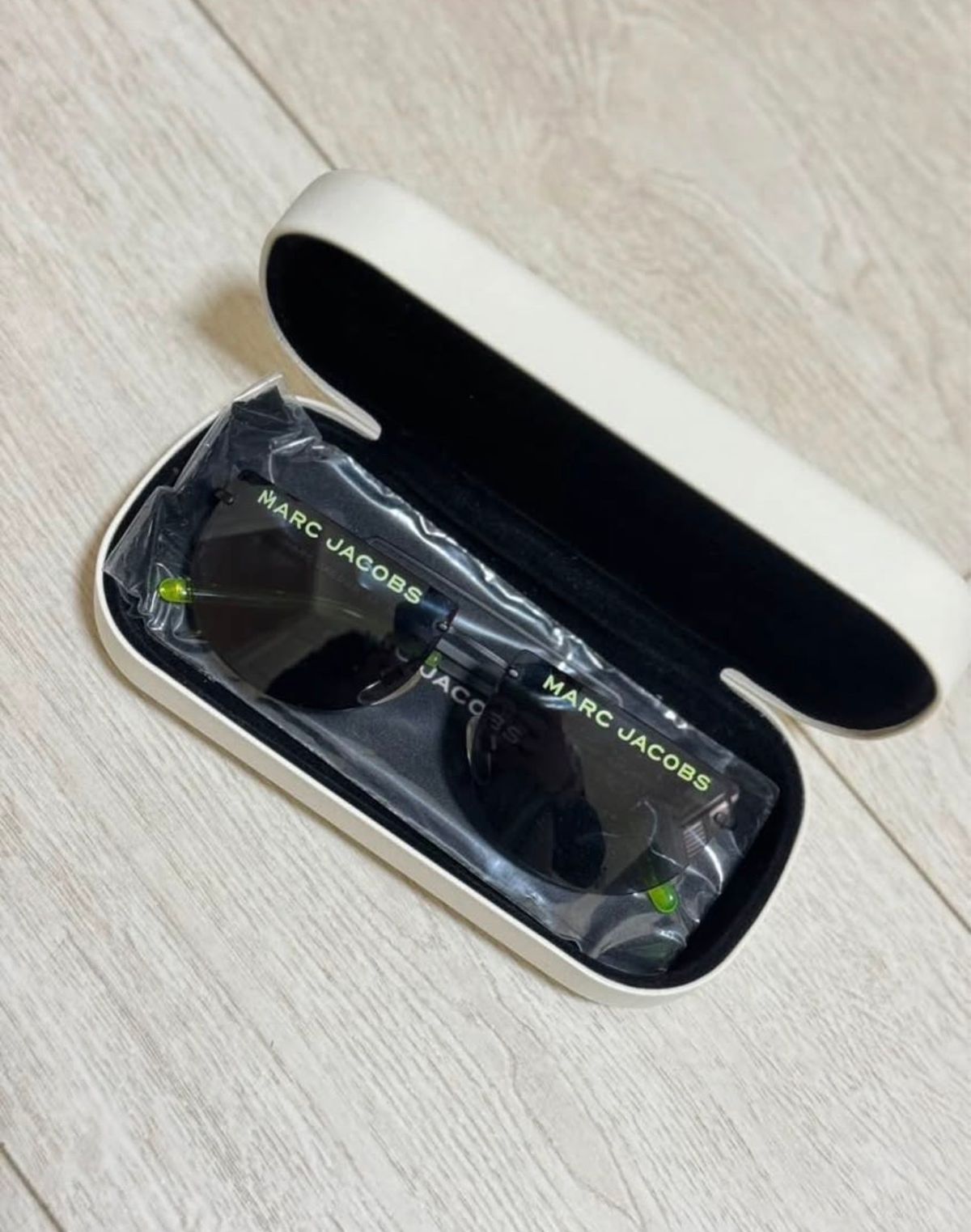 משקפי שמש שחורים של Marc Jacobs