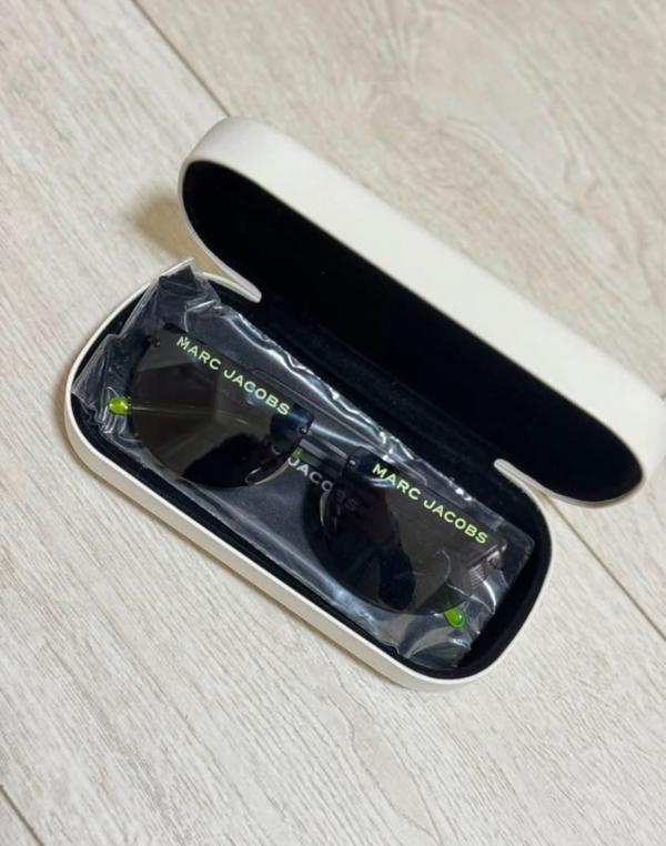 משקפי שמש שחורים של Marc Jacobs