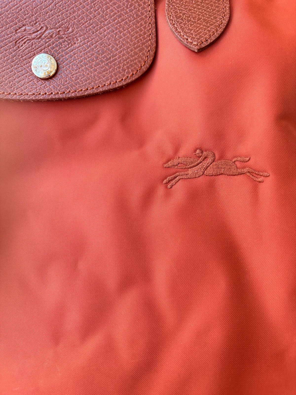 תיק Longchamp M בגוון חמרה | קלאסי ומרווח