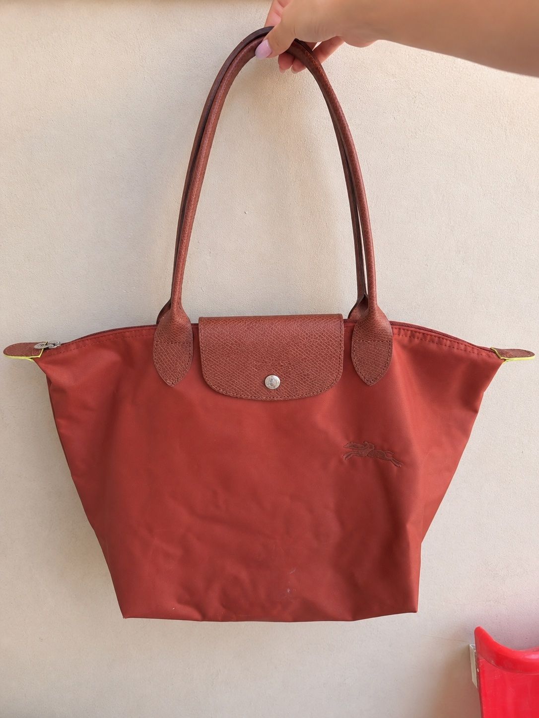 תיק Longchamp M בגוון חמרה | קלאסי ומרווח