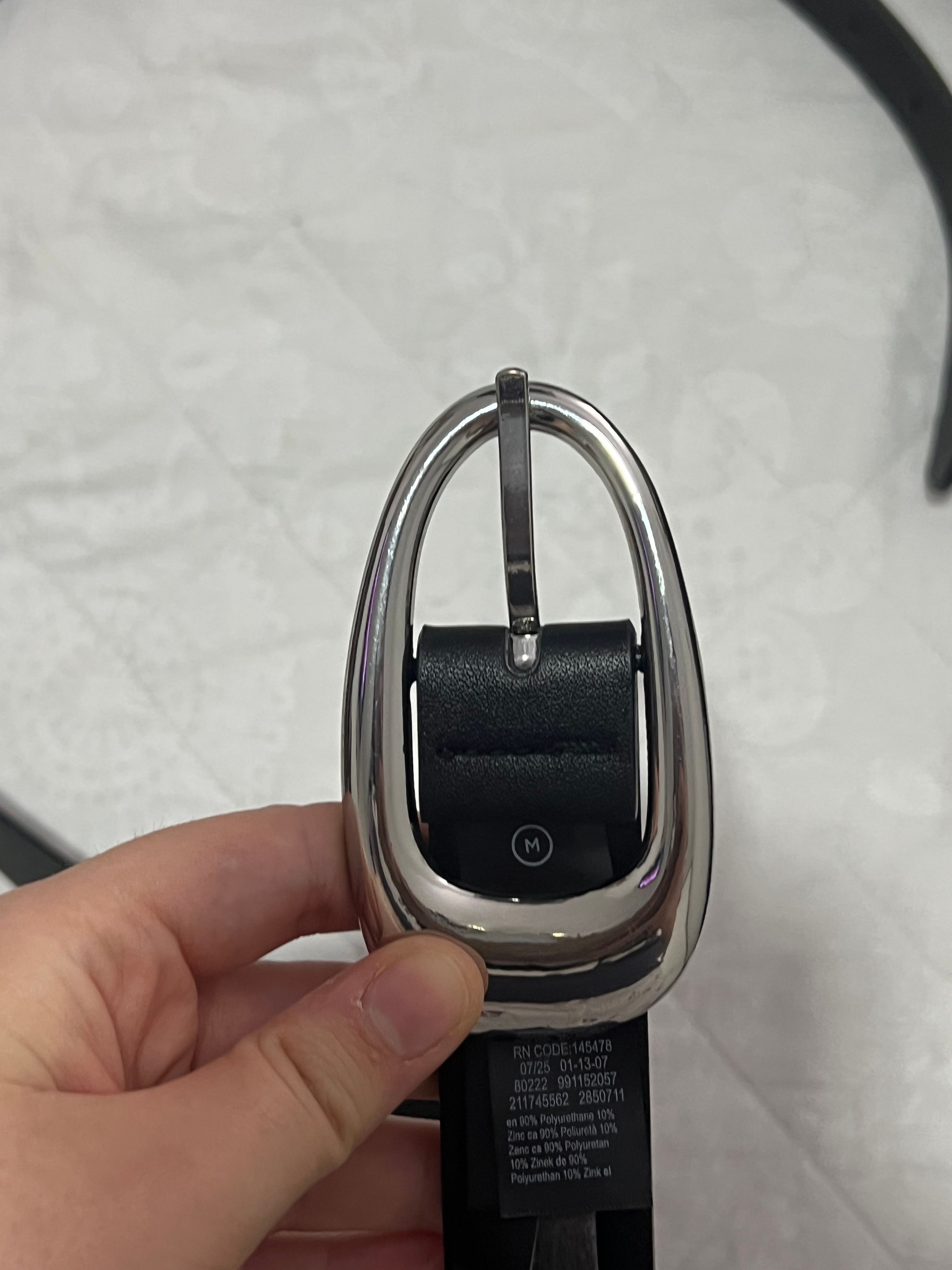 חגורה שחורה אלגנטית עם אבזם כסוף