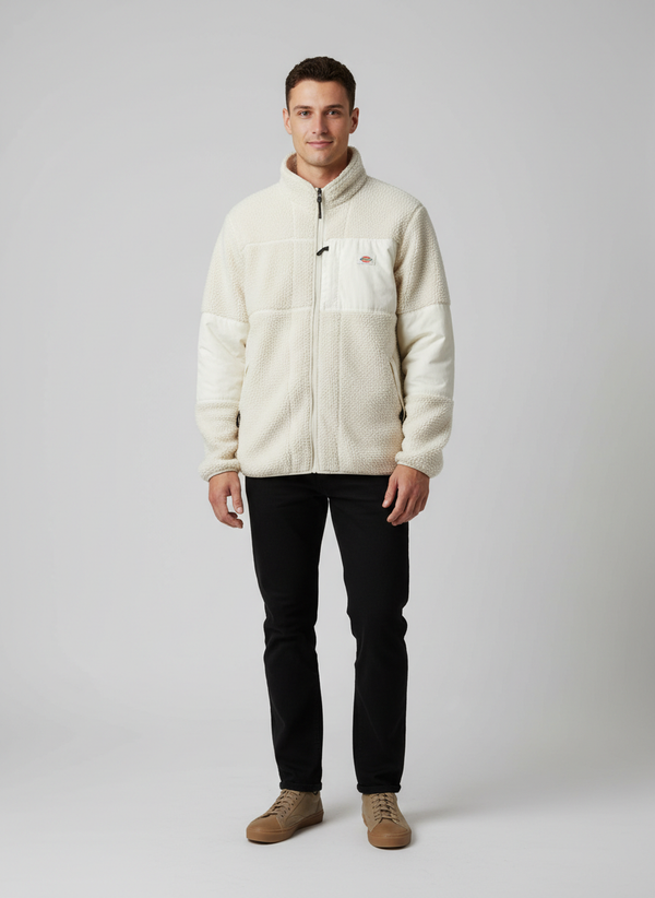 דוגמן לובש את המוצר