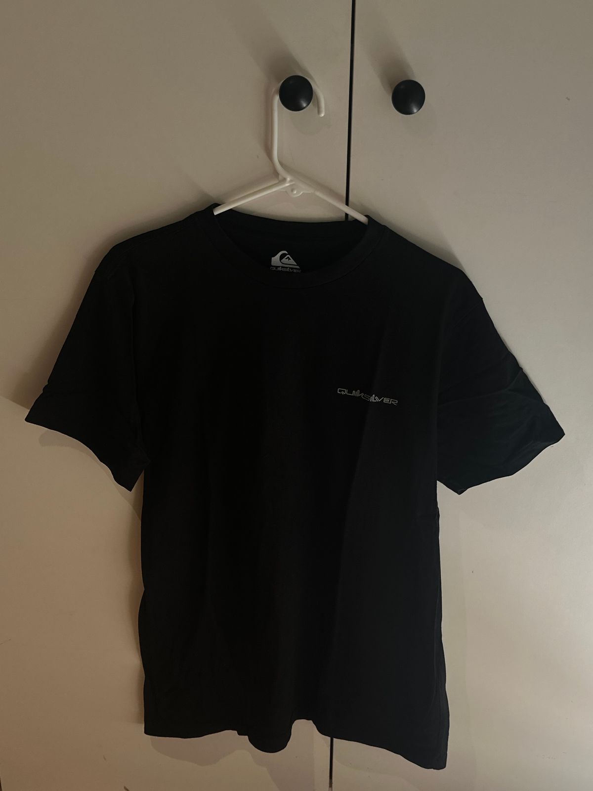 חולצת טי שחורה של Quiksilver