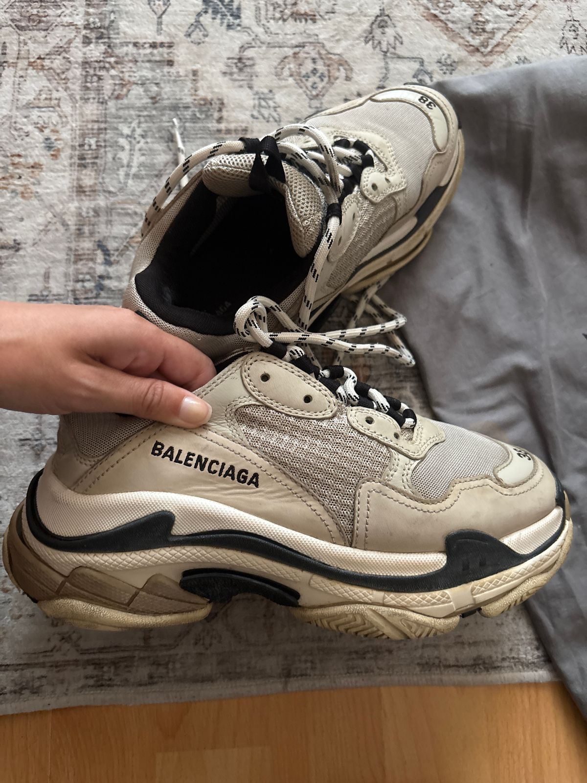 נעלי סניקרס Balenciaga טריפל S בצבע בז' ושחור