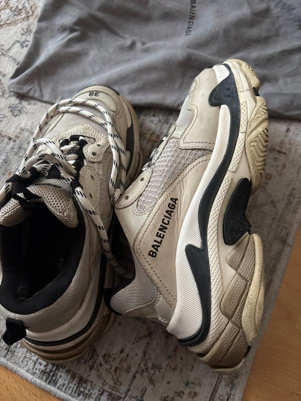 נעלי סניקרס Balenciaga טריפל S בצבע בז' ושחור