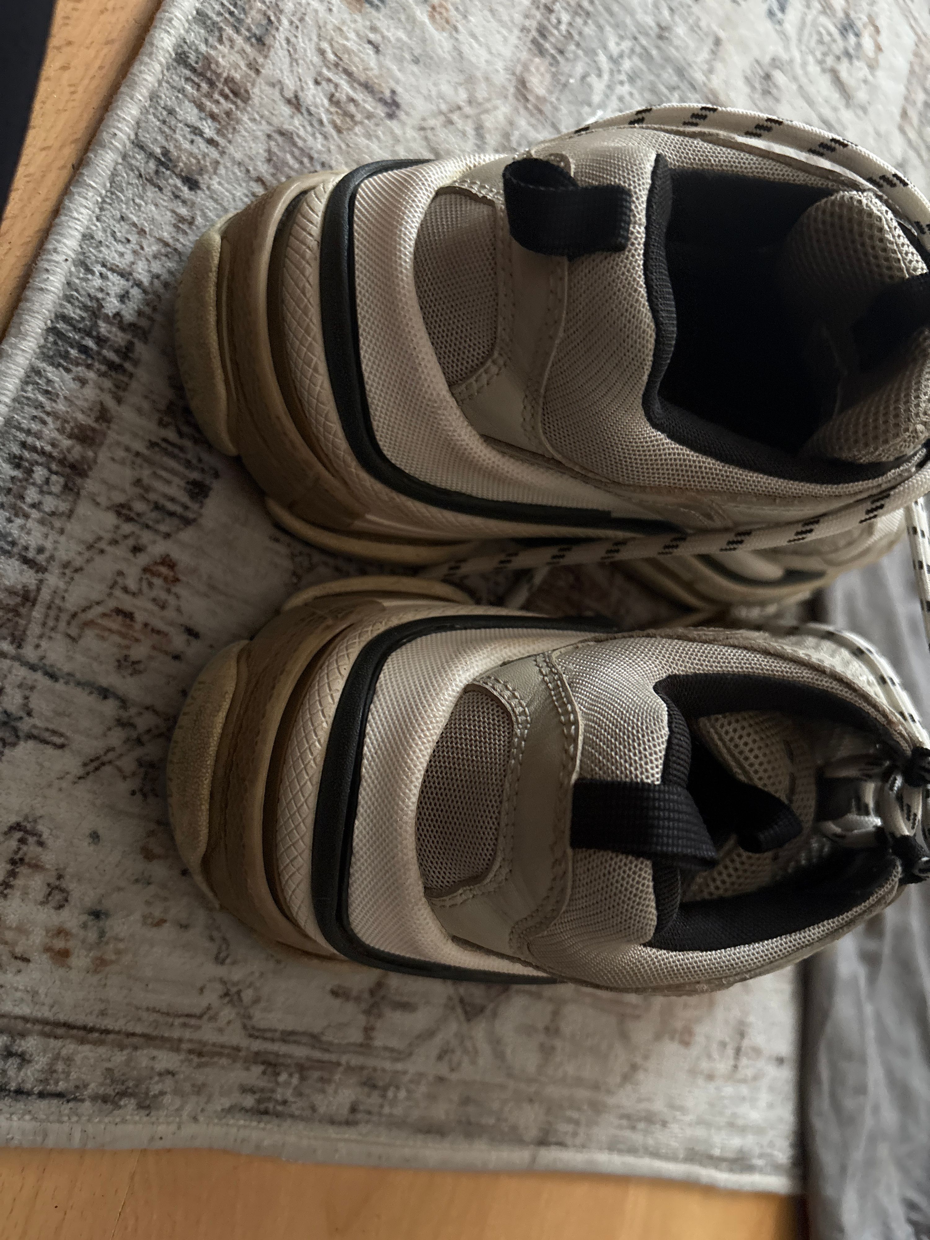 נעלי סניקרס Balenciaga טריפל S בצבע בז' ושחור