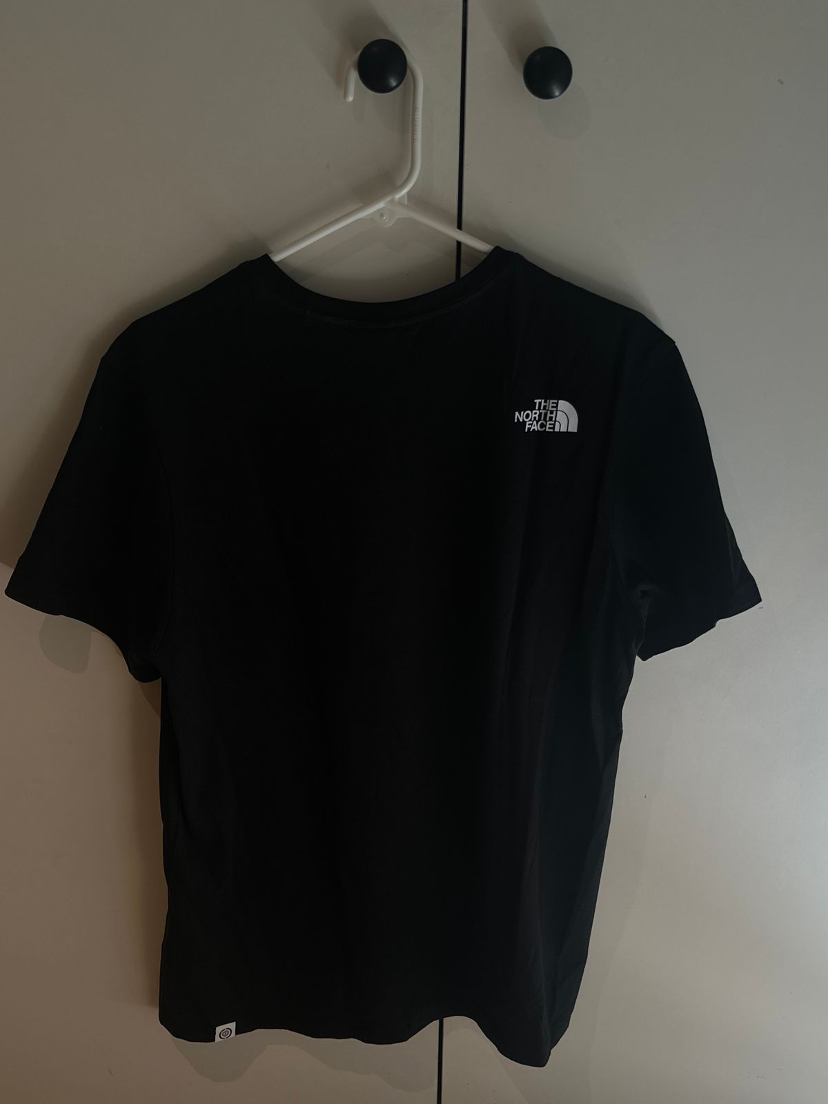 חולצת טי שחורה של The North Face