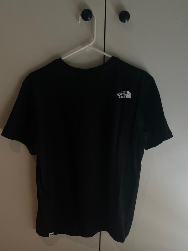 חולצת טי שחורה של The North Face