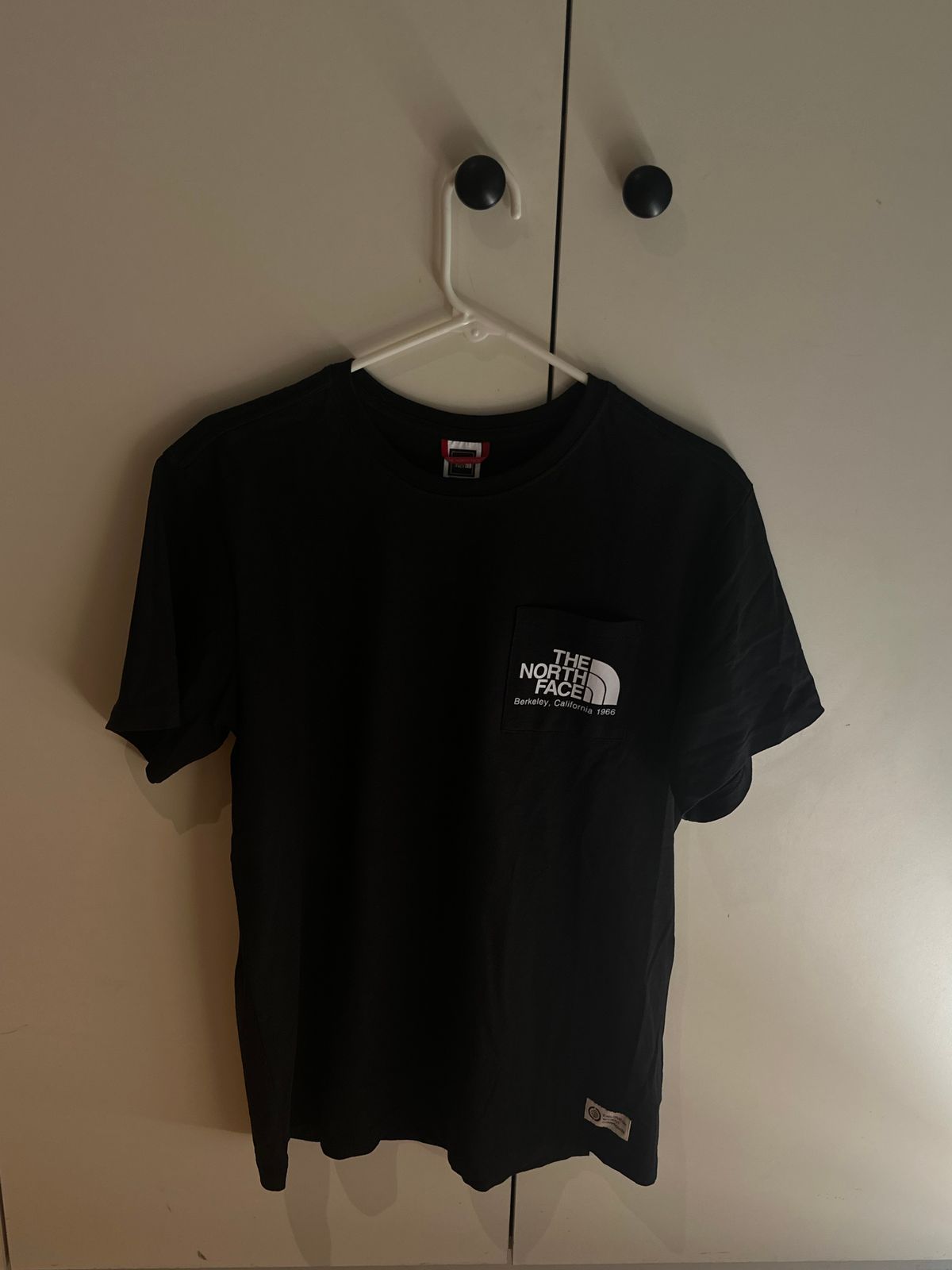חולצת טי שחורה של The North Face