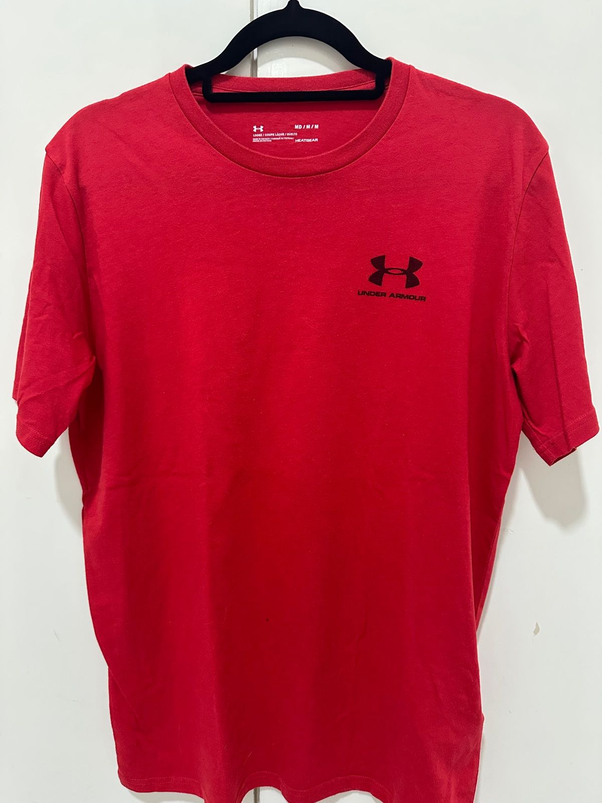 חולצת טי אדומה של Under Armour
