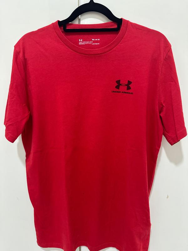חולצת טי אדומה של Under Armour