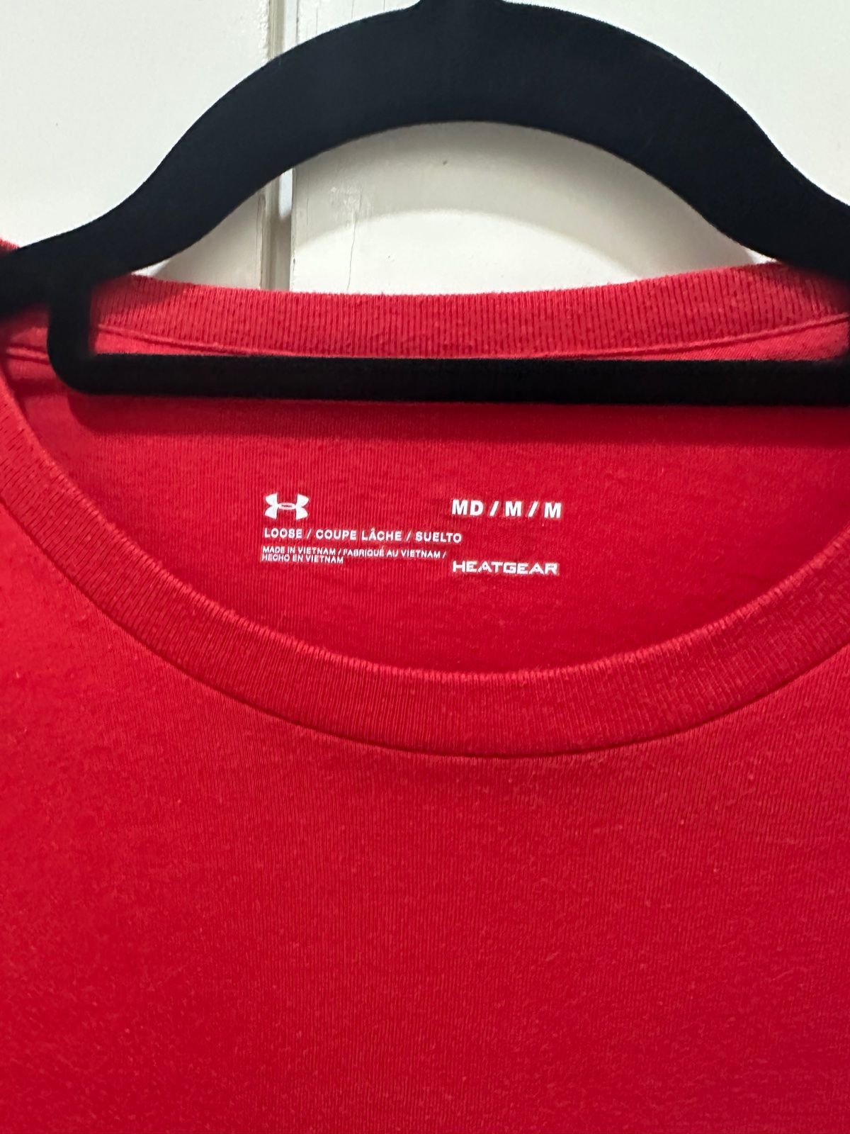 חולצת טי אדומה של Under Armour