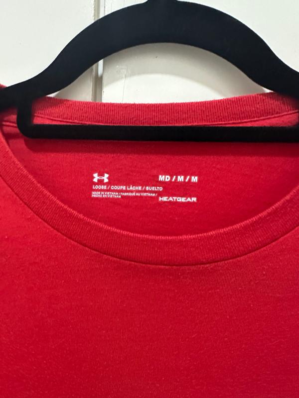 חולצת טי אדומה של Under Armour