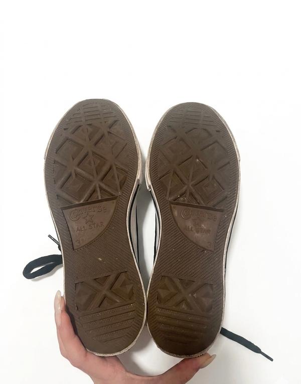 נעלי סניקרס שחורות עם סוליית פלטפורמה