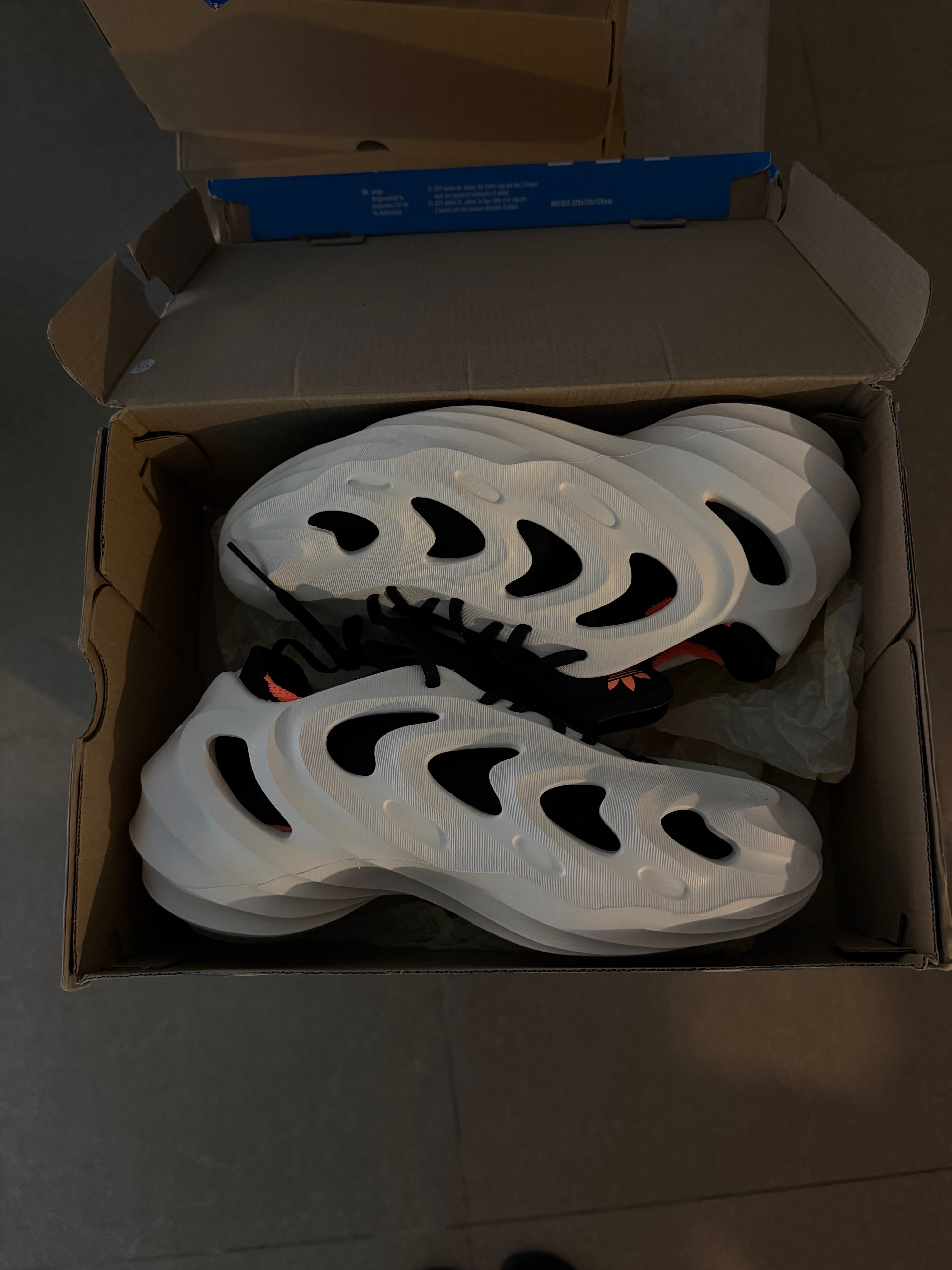 נעלי adidas חדשות מהקופסא